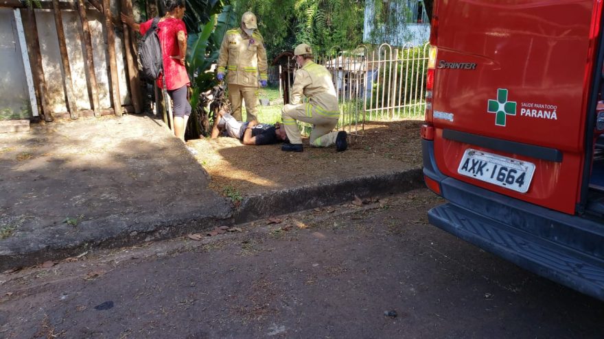 Homem é socorrido pelo Siate após queda de bicicleta na Rua Arquitetura