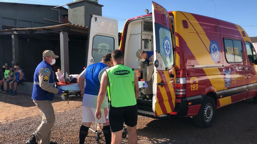 Jogando futebol, homem fratura o tornozelo