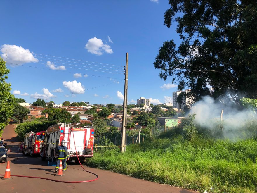 Explosão e incêndio em recicláveis mobiliza Corpo de Bombeiros no Santa Cruz