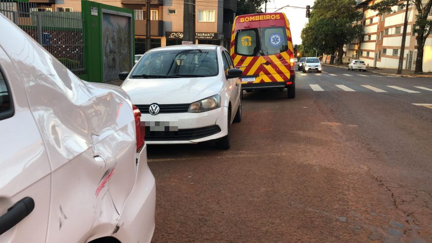 Mulher fica ferida em acidente entre carro e moto no Centro