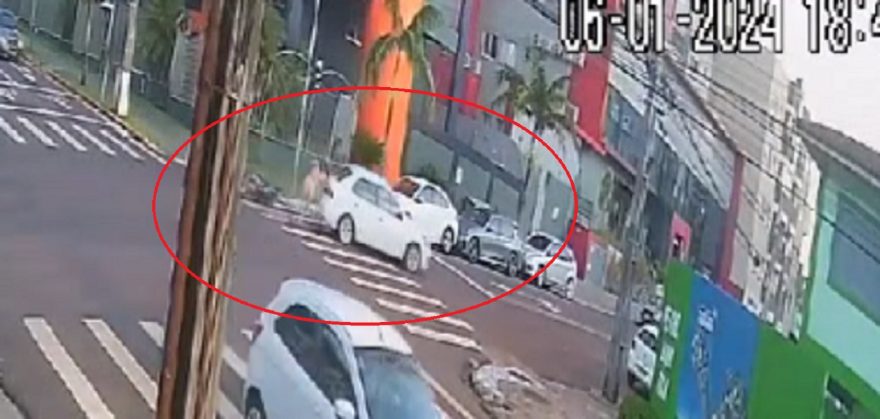 Chocante! Câmera registra mulher sendo arremessada em acidente no Centro