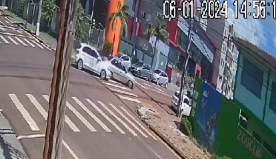 Imprudência! Mais uma conversão irregular seguida de colisão é flagrada por câmera de segurança