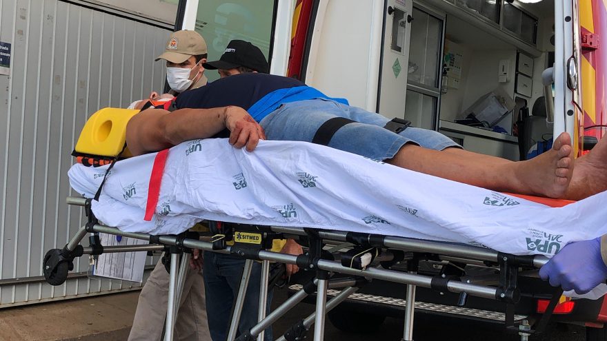 Tampa de caminhão se solta e atinge a cabeça de um homem