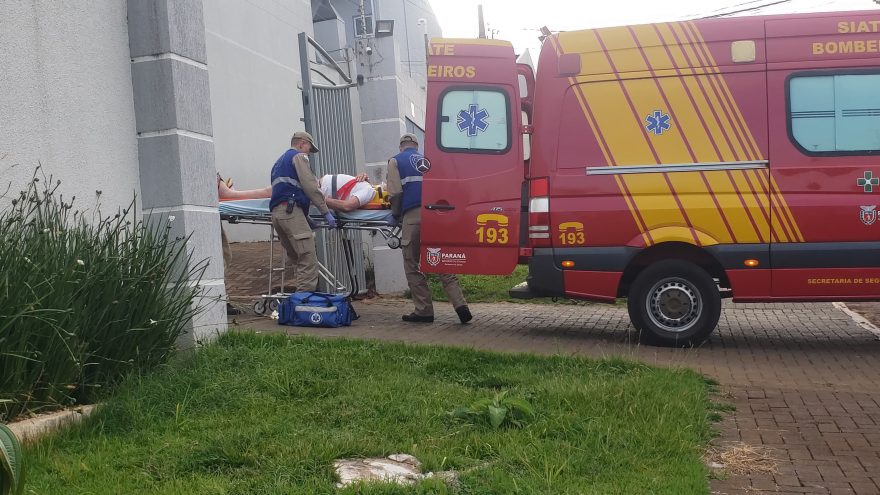 Idoso com criança no colo sofre queda e fica ferido