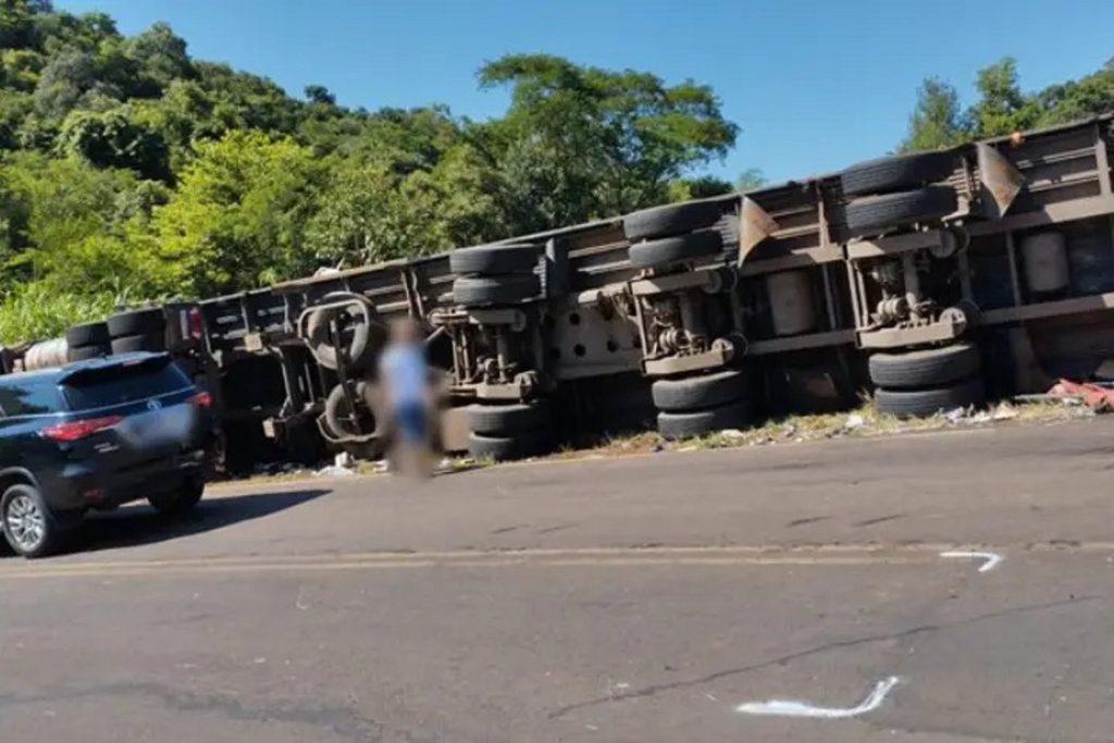 Caminhão carregado com cerveja tomba e duas pessoas ficam feridas