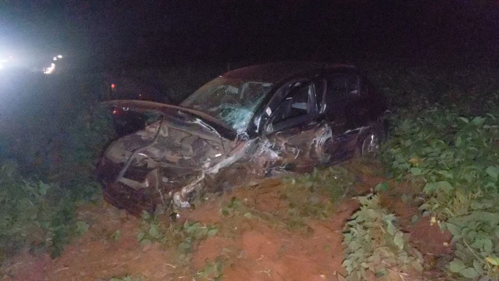 Após colisão frontal carro é lançado no acostamento da rodovia BR-277