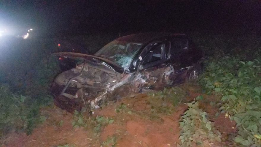 Após colisão frontal carro é lançado no acostamento da rodovia BR-277