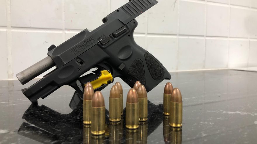 PRF encontra pistola embaixo de banco de passageiro em veículo na BR-277