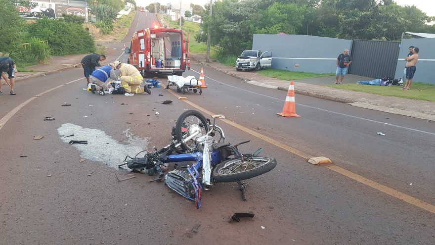 Jovens ficam gravemente feridos em colisão entre moto e carro na Rua Ipanema