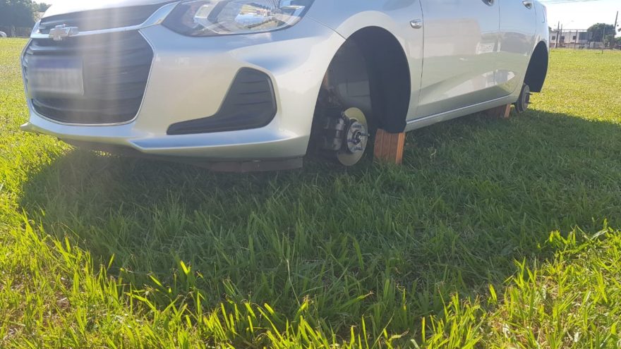 Ladrões colocam tijolos para levantar carro e furtam rodas