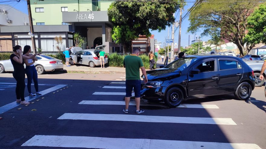 Após forte colisão no Centro, Onix invade área de empresa