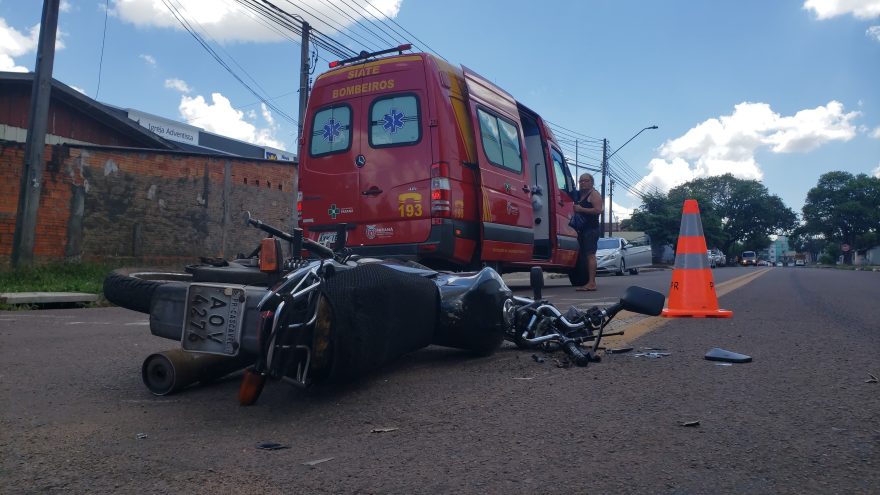 Motociclista fica ferido após colisão com caminhão no Parque São Paulo