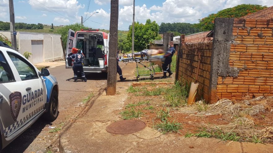 Em surto, homem é socorrido pelas equipes do Samu e GM no Bairro Guarujá