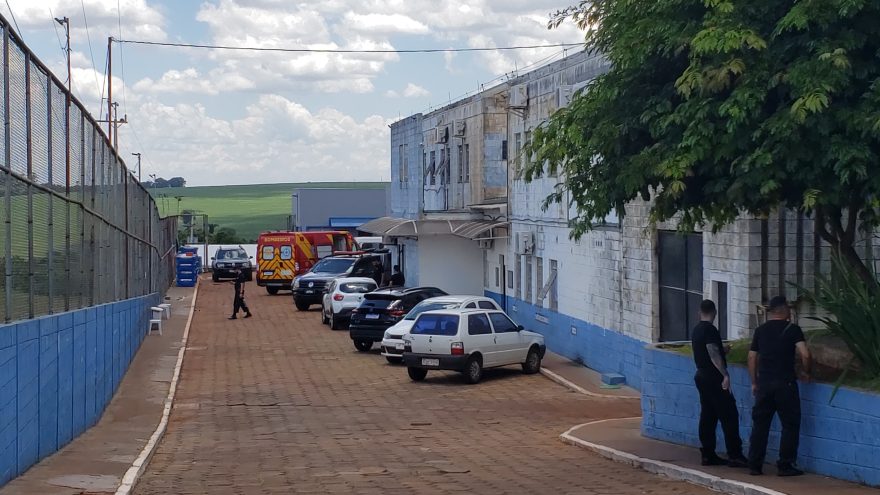 Bombeiros atendem vítima que sofreu queda no interior da penitenciária