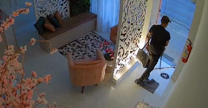 De boné e bem vestido, ladrão é flagrado por câmeras no Centro