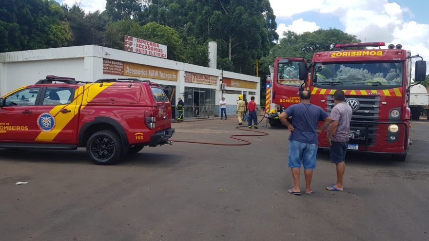 Tapeçaria na BR-277 em Cascavel é tomada pelas chamas