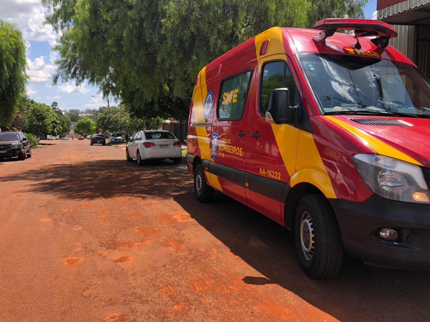 Mulher é socorrida pelo Siate após cair na calçada no Bairro Santos Dumont