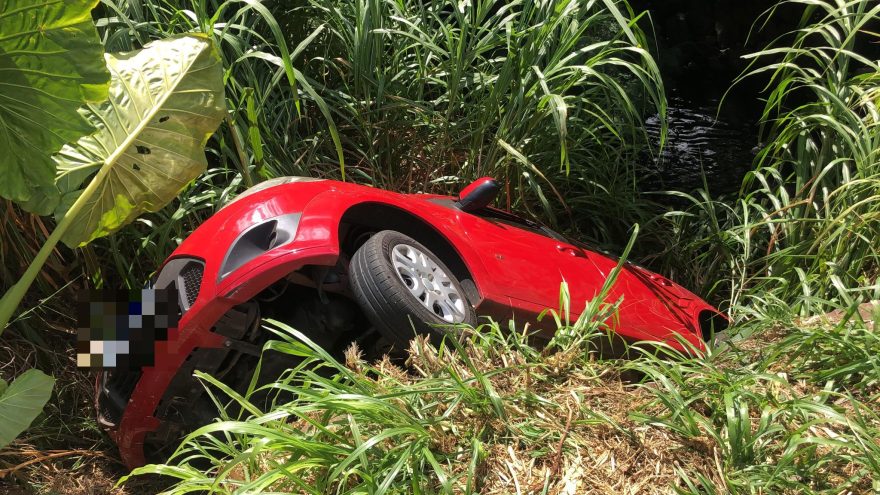 Mulher perde o controle da direção e cai com o carro em um barranco no Parque São Paulo