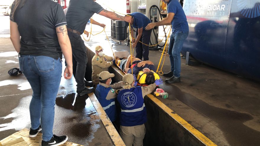 Homem escorrega e cai em fosso de troca de óleo em posto de combustíveis na BR-163 em Cascavel