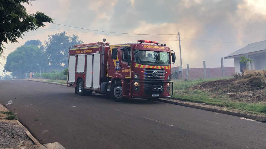 Fogo no mato mobiliza Corpo de Bombeiros no Santa Felicidade