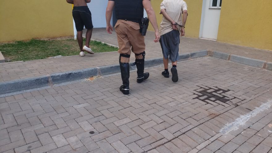 Compras ilegais: Dupla é pega utilizando cartão de policial da Cavalaria