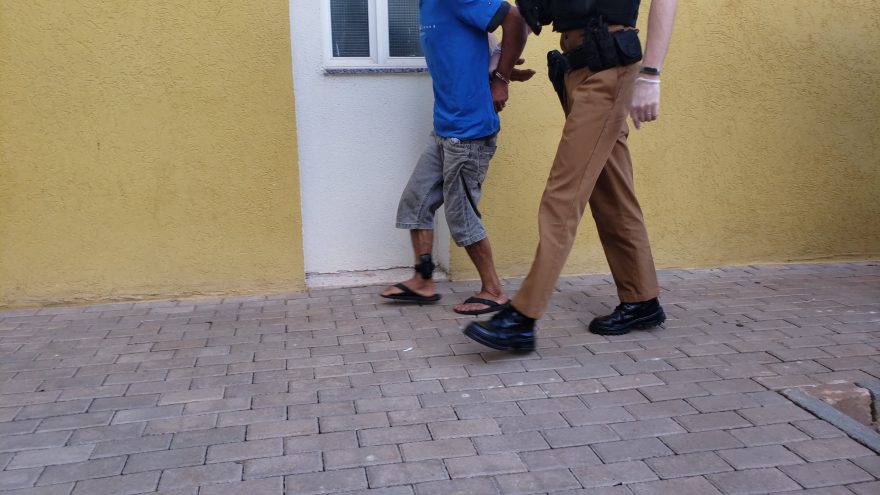 Homem com tornozeleira eletrônica é preso com celular furtado