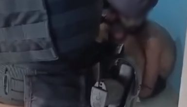 Imagem referente a Vídeo mostra momento de prisão de dupla que estava com cartão de policial da Cavalaria