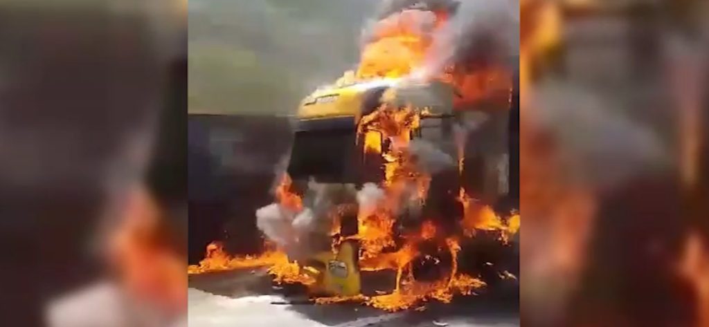 Caminhão dos Correios pega fogo e explode deixando rodovia congestionada