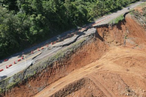 Obras em Pinhão: PR-170 terá detonação de rochas na tarde desta terça-feira Imagem referente a Obras em Pinhão: PR-170 terá detonação de rochas na tarde desta terça-feira