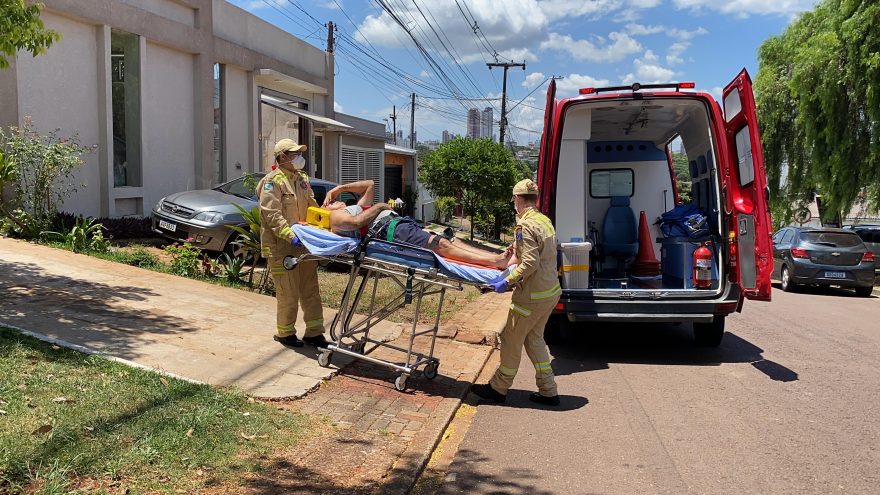 Acidentalmente homem passa a Makita na coxa e precisa ser socorrido pelo Siate