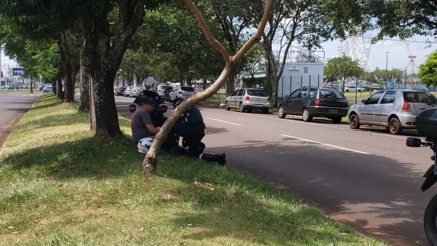 Homem tem cãibra generaliza, trava no meio da rua e precisa ser socorrido pelo Samu