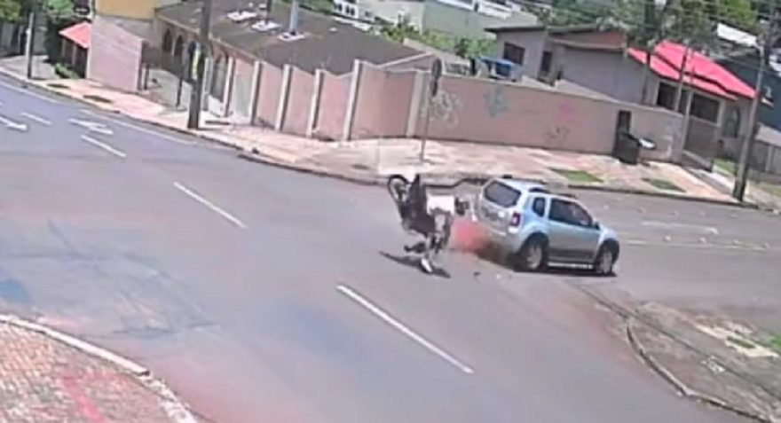Câmera registra acidente que deixou rapaz ferido no Centro