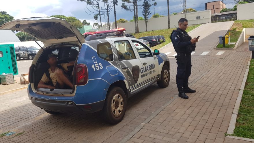 Morador de rua é preso após desacatar funcionária pública
