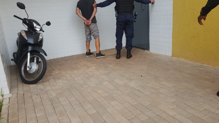 Homem é preso após perseguir adolescente e tentar agredir equipe da Guarda Municipal