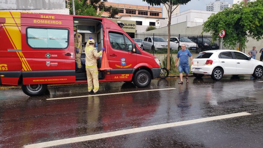 Gol e Honda CG se envolvem em colisão na Rua Antonina e piloto precisa ser socorrido pelo Siate