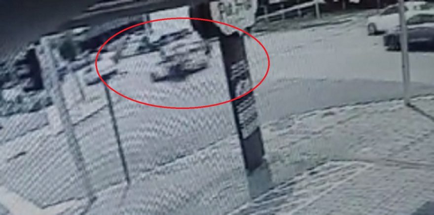Câmera flagra colisão entre Gol e Honda CG na Rua Antonina
