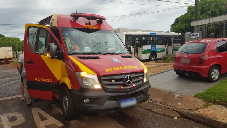 Idosa fica ferida ao ser prensada por porta de ônibus no Santa Cruz