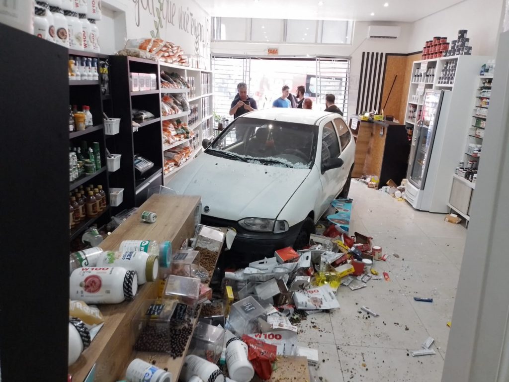 Carro desgovernado invade loja e deixa duas pessoas feridas