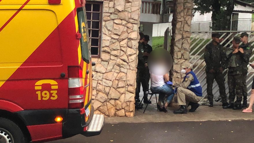 Mulher sofre ferimento após desequilibrar e cair da moto