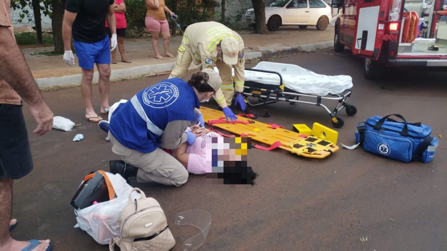 Motociclista fica ferida em acidente na Rua Guilherme Piovesan