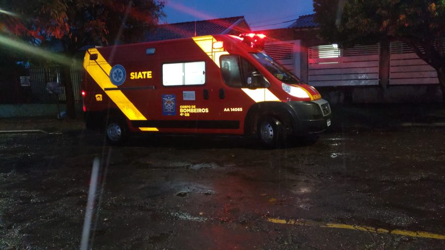 Homem sofre suspeita de fratura após ser atingido por portão