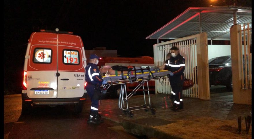 Homem em surto ameaça família com faca no Esmeralda