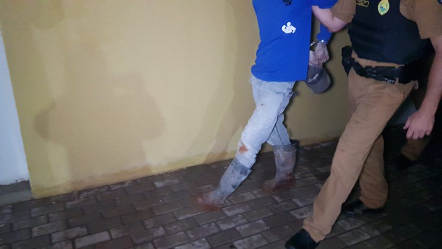 Machão de cozinha é preso após agredir a esposa em São João do Oeste