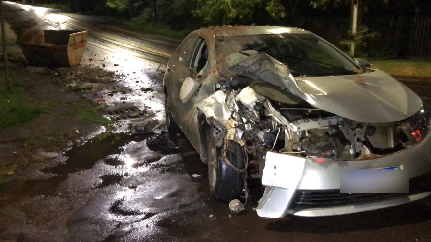 Carro bate em caçamba de entulhos no Country