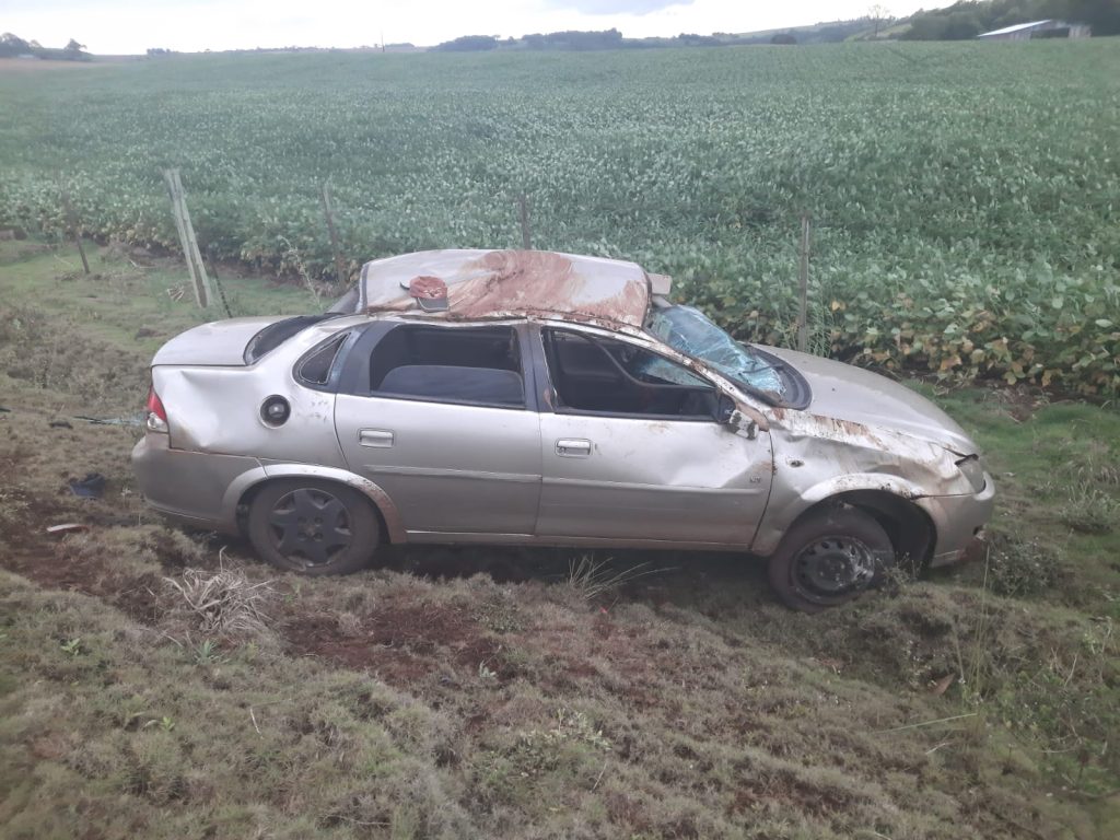 Corsa Classic capota e deixa quatro pessoas feridas na PR-239