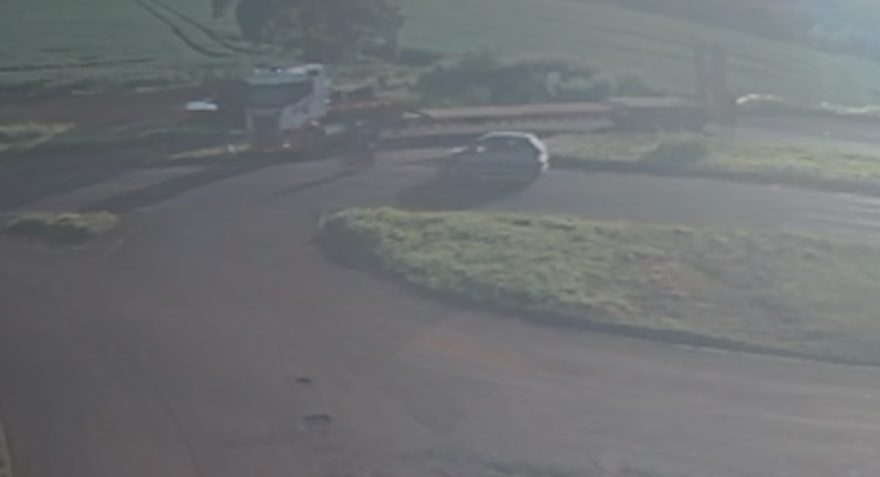Vídeo mostra colisão entre carro e moto na BR-369 a qual poderia ter se transformando numa tragédia