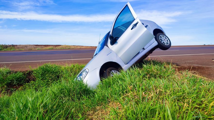 Palio quase capota em saída de pista na BR-163, em Cascavel