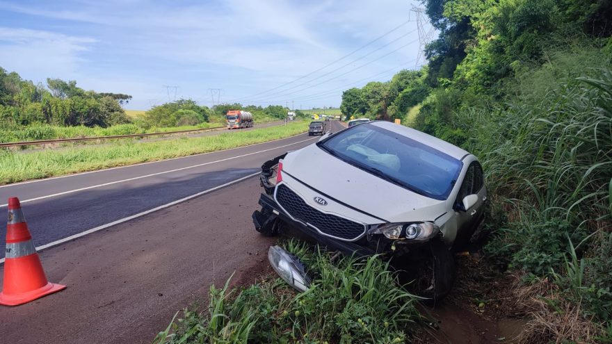 Carro que saiu da pista na BR-467, ontem, segue às margens da via; motoristas devem ter atenção