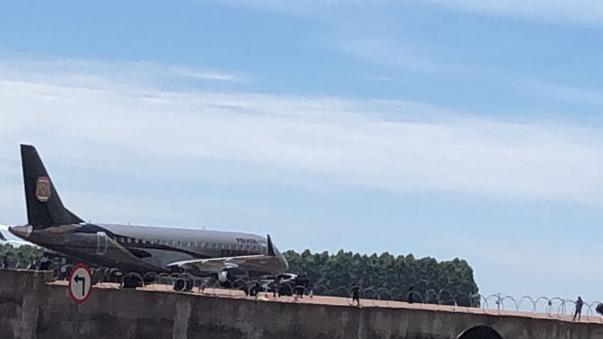 Avião da Polícia Federal pousa em Cascavel trazendo presos de segurança máxima