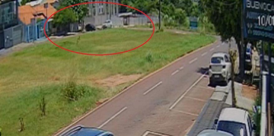 Câmera flagra acidente entre táxi e Kia Cerato no Parque Verde